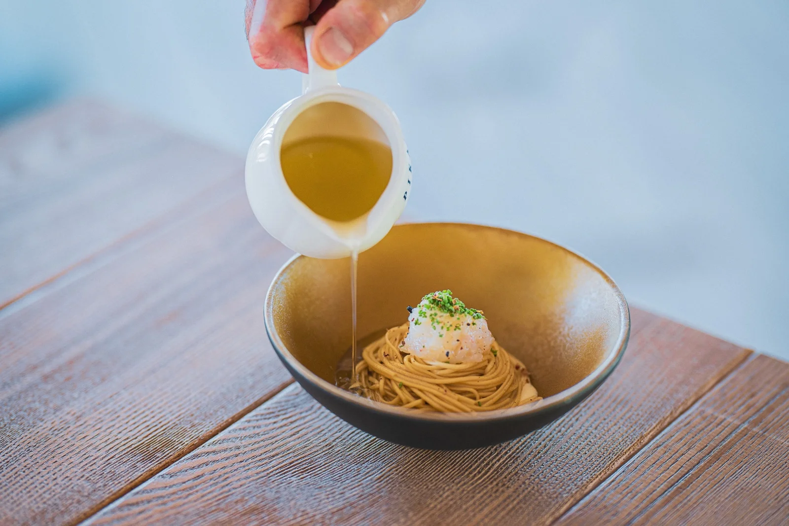 Brodo versato sugli udon Inaniwa con tartare di scampi